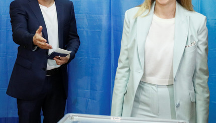 Жена Зеленского голосовала в кроссовках, а девушка Розенко - на каблуках