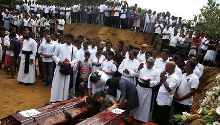 Похороны жертв терактов на Шри-Ланке 