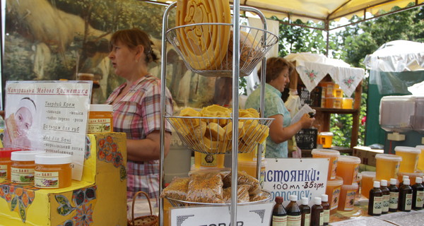 В Киево-Печерской Лавре заработала ярмарка меда