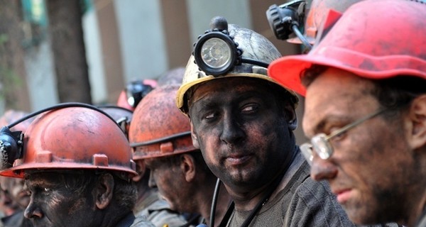 На аварийной шахте в Красноаремейске затопят пылающую выработку