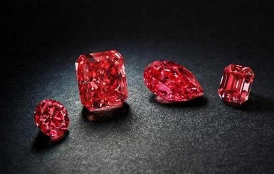 На торги выставили 4 редчайших кроваво-красных бриллианта 