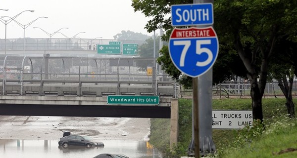 Потоп в США: погибшие люди и тысячи машин под водой