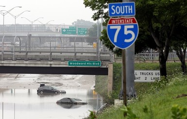 Потоп в США: погибшие люди и тысячи машин под водой