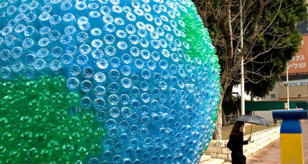 Набережную Днепропетровска украсит гигантский шар из пластиковых бутылок