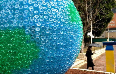 Набережную Днепропетровска украсит гигантский шар из пластиковых бутылок
