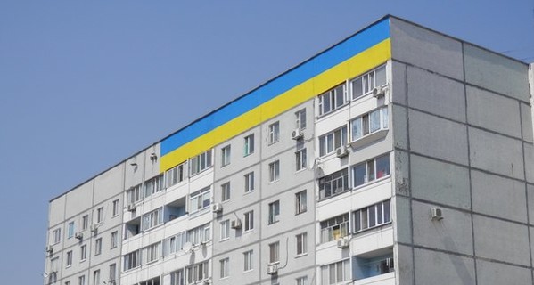 Патриотичное Запорожье: разукрашенные дома и туфли в цветах украинского флага