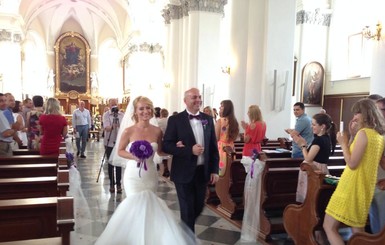 Одесситы устроили свадьбу в помощь малоимущим и школьникам из АТО
