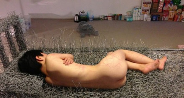 Китайская художница проспит 36 дней голышом 