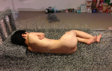 Китайская художница проспит 36 дней голышом 