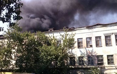 В Днепропетровске на Набережной Заводской горит заброшенный цех завода