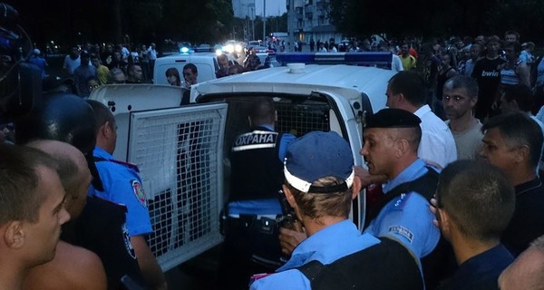 В Харькове задержали двух пьяных, начавших посреди улицы стрелять из автомата