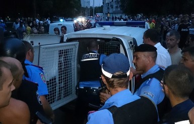 В Харькове задержали двух пьяных, начавших посреди улицы стрелять из автомата