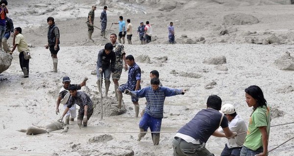 Жертвами наводнения в Непале стали 100 человек