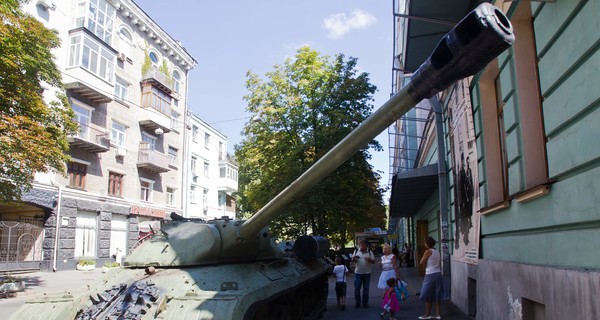 В Киеве появился угнанный с постамента танк