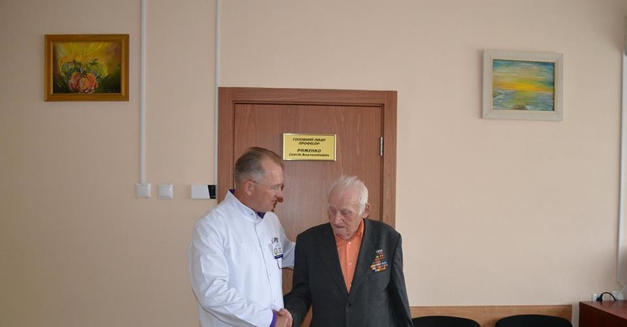 В Днепропетровске 92-летний ветеран принес сигареты раненым бойцам