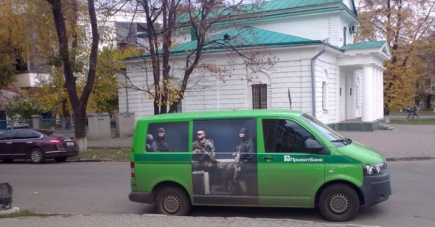 Из инкассаторской машины в Киеве похитили миллион гривен