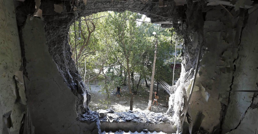 Ситуация в Донецке: разрушены дома и не ходят поезда