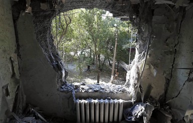 Ситуация в Донецке: разрушены дома и не ходят поезда