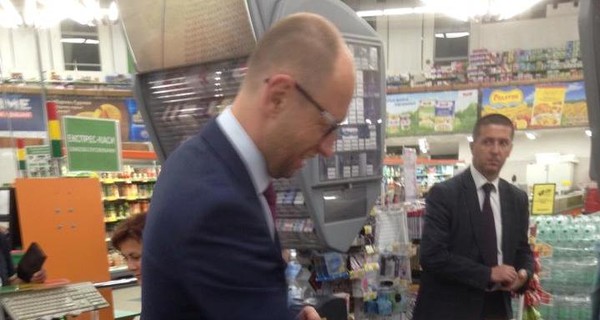 Продавцы киевского супермаркета жалеют, что не успели сделать селфи с Яценюком