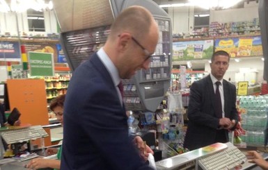 Продавцы киевского супермаркета жалеют, что не успели сделать селфи с Яценюком