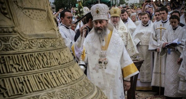 В Киево-Печерской лавре верующие мешали повесить чудо-колокол