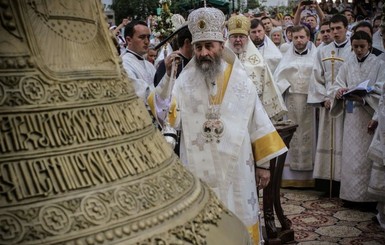 В Киево-Печерской лавре верующие мешали повесить чудо-колокол