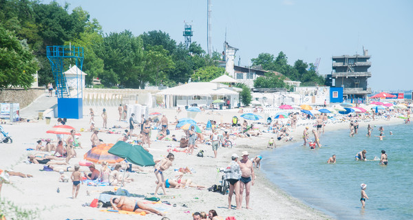 После трехнедельного запрета в Одессе разрешили купаться на всех пляжах