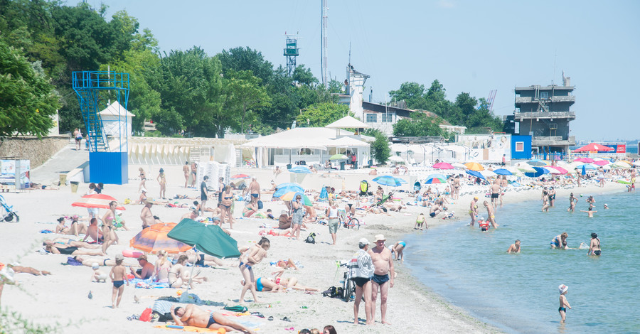После трехнедельного запрета в Одессе разрешили купаться на всех пляжах