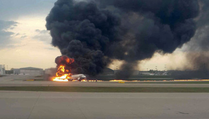 В Шереметьево загорелся пассажирский самолет. Погиб 41 человек.