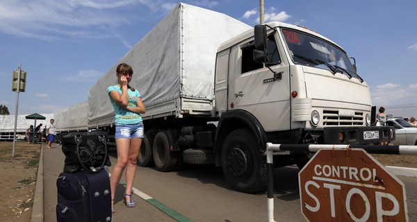 Первые грузовики гуманитарного конвоя выехали из Луганска 