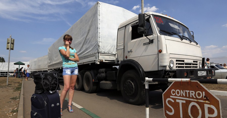 Первые грузовики гуманитарного конвоя выехали из Луганска 