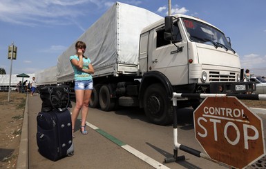Первые грузовики гуманитарного конвоя выехали из Луганска 