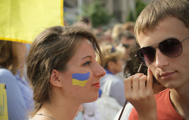 В Киеве на параде бесплатно делают национальный фэйсарт