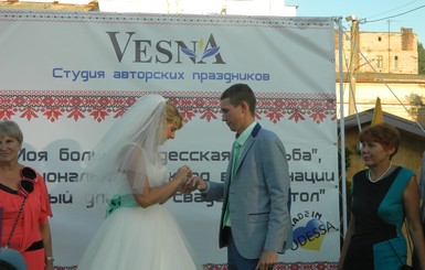 Одесситы устроили свадьбу на площади, пригласив на пир весь город 