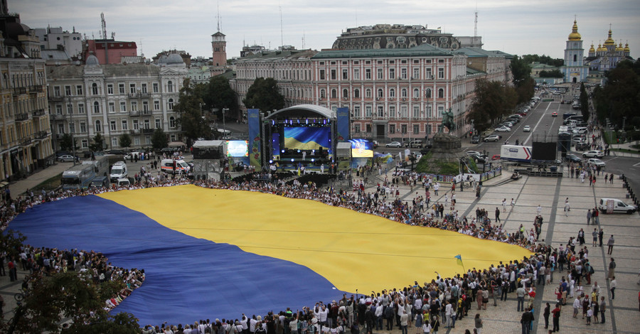 Самый большой украинский флаг развернули на Софиевской площади