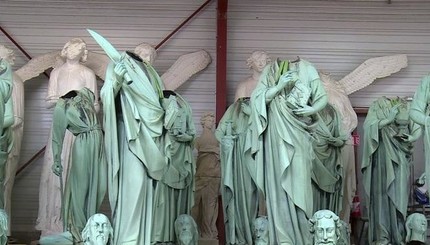 Во Франции открыта выставка снятых с крыши Нотр-Дама статуй