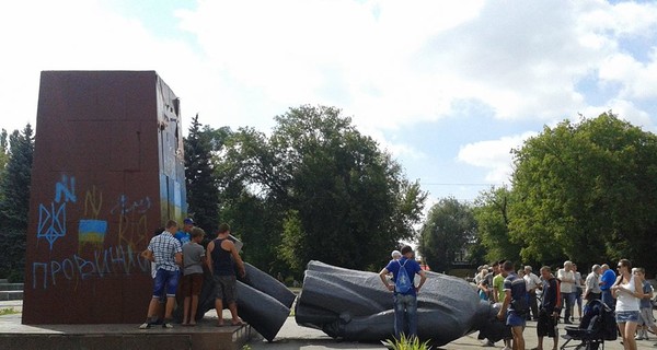Ленины продолжают падать: за выходные – три поваленных памятника