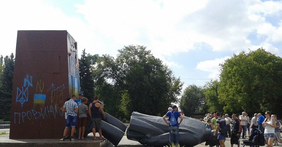 Ленины продолжают падать: за выходные – три поваленных памятника