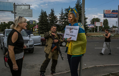 Нью-Йорк Таймс: женщину с украинским флагом привязали к столбу в Донецке