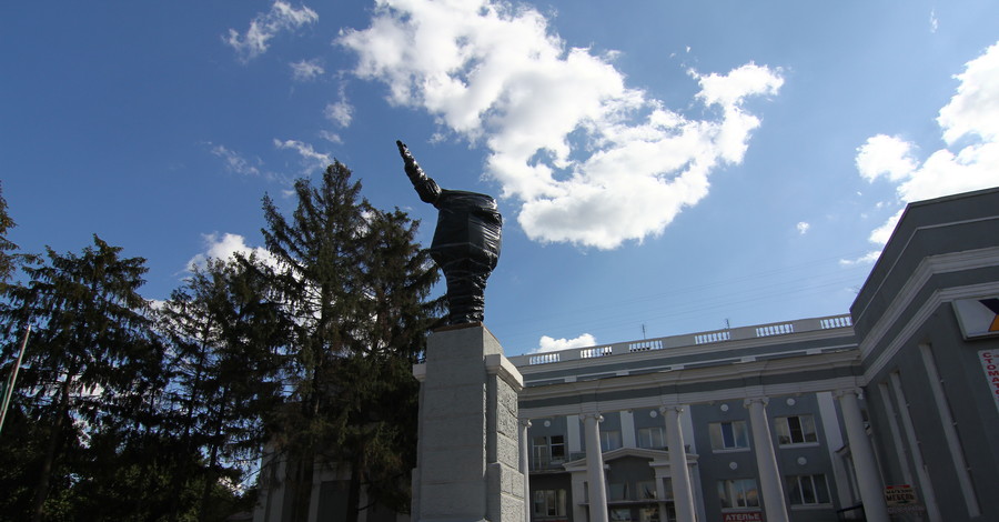 В Харькове поиздевались над двумя памятниками Ленина