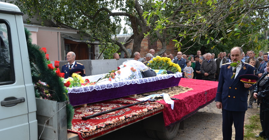 Украинского великана похоронили так же скромно, как он и жил