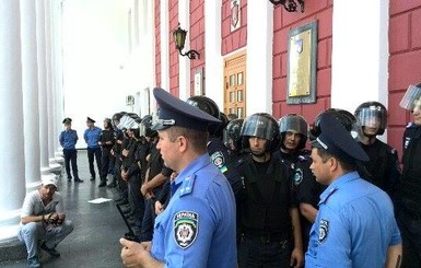 Участники митинга в Одессе устроили потасовку с милицией