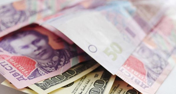 Яценюк: украинская экономика не выдержит курс выше 12 гривен за доллар 