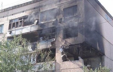 В Луганске обстреляли жилые дома и школу