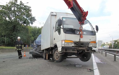 В Киеве в ДТП погиб водитель, менявший колесо