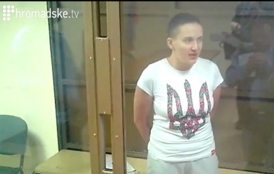Украинская летчица Савченко пришла в суд в футболке с трезубцем