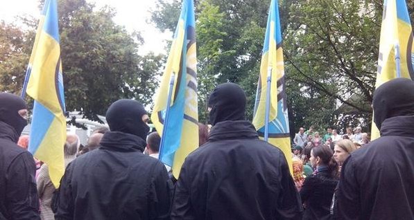 Под Администрацией президента митинг, требование людей - помочь военным в Иловайске