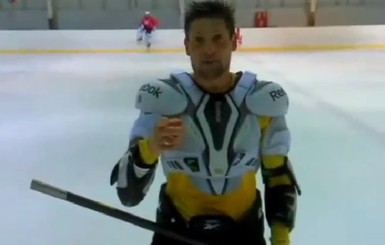 Селезнев устроил экстремальное обливание на хоккейном льду