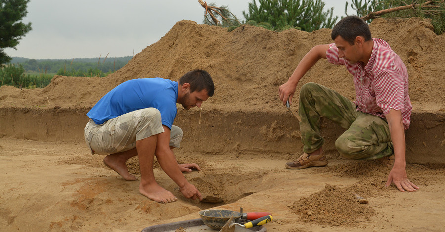 Археологи раскопали остатки жилища и посуды, которым шесть тысяч лет