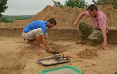 Археологи раскопали остатки жилища и посуды, которым шесть тысяч лет